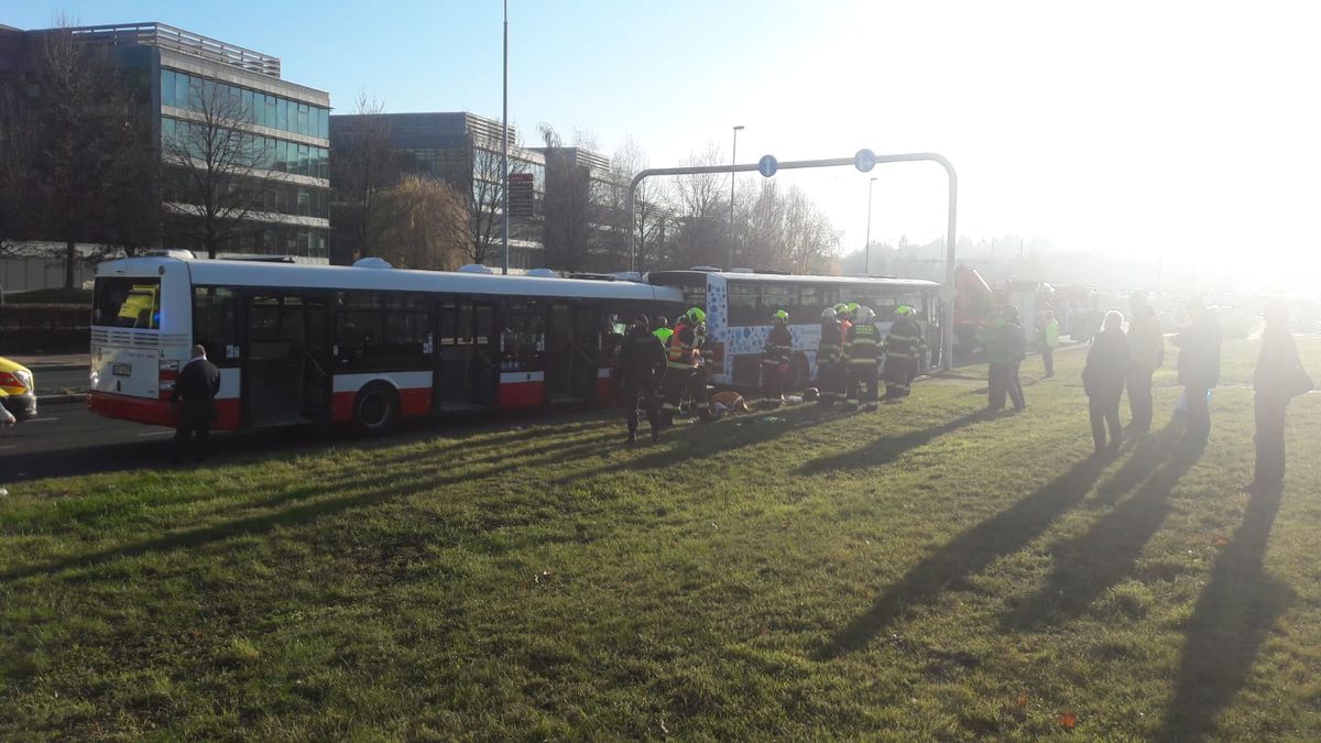 Linkový autobus s dětmi najel v Praze plnou rychlostí do stojícího busu